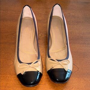 Ladies Sz 10 Vionic Elegant Tan and Black Patent Captoe Dress Shoes